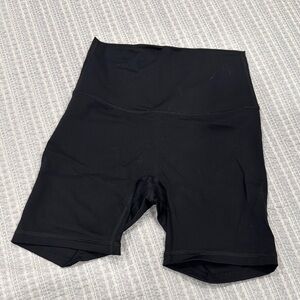 Yavoe Active shorts in black